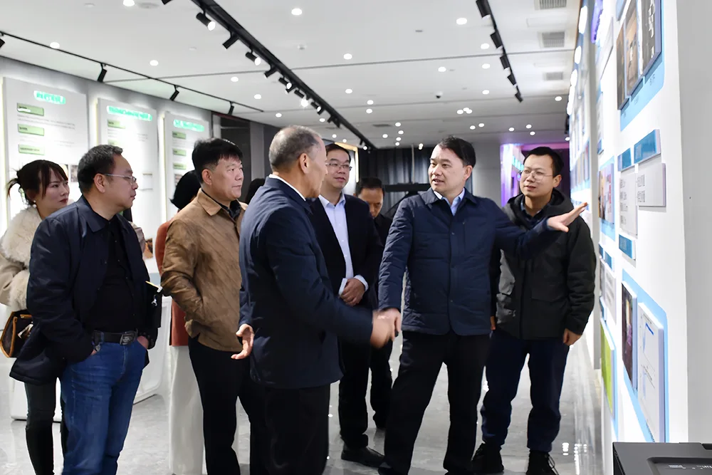 Các lãnh đạo từ Ban quản lý Khu công nghiệp **Thuận Hóa**, Hiệp hội Kiểm tra và Kiểm định tỉnh, Công ty **Thiện Phát** và các đơn vị khác đã đến thăm và trao đổi kinh nghiệm tại Công ty Công nghệ Cao tốc.